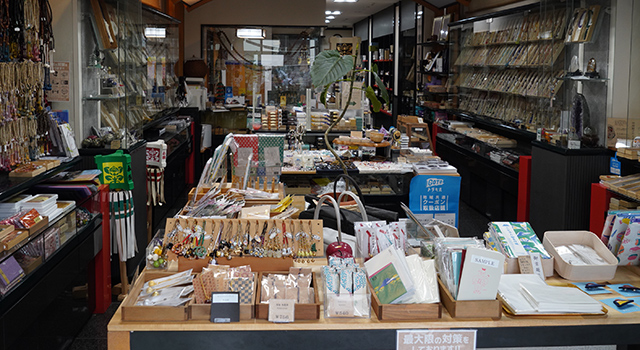 三河屋珠数店（みかわやじゅずてん） 話すとほっとする、岡本さん。